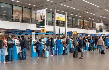 AMSTERDAM, NETHERLAND - 18 Ekim 2017: Uluslararası Amsterdam Havalimanı Schiphol İçişleri Yolcularıyla. Bölgede KLM kontrolü. Ayrılış.