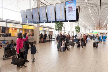 AMSTERDAM, NETHERLAND - 18 Ekim 2017: Uluslararası Amsterdam Havalimanı Schiphol İçişleri Yolcularıyla. Arkaplanda Ekranlar.