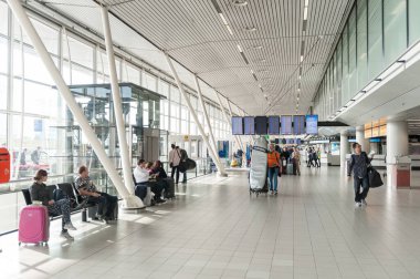 AMSTERDAM, NETHERLAND - 18 Ekim 2017: Uluslararası Amsterdam Havalimanı Schiphol Interior. Hollanda.