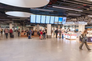 AMSTERDAM, NETHERLAND - 18 Ekim 2017: Uluslararası Amsterdam Havalimanı Schiphol İçişleri Yolcularıyla. Restoranlarla Ayrılış Alanı ve Rahatlama Alanı.