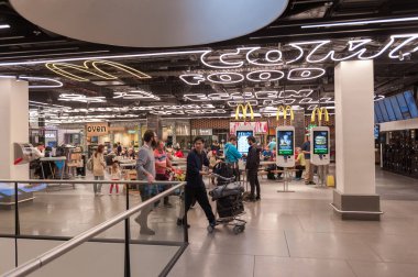 AMSTERDAM, NETHERLAND - 18 Ekim 2017: Uluslararası Amsterdam Havalimanı Schiphol İçişleri Yolcularıyla. McDonalds Restoranı ile Ayrılış Alanı.