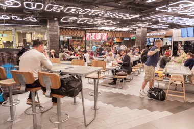 AMSTERDAM, NETHERLAND - 18 Ekim 2017: Uluslararası Amsterdam Havalimanı Schiphol İçişleri Yolcularıyla. McDonalds Restoranı ile Ayrılış Alanı.