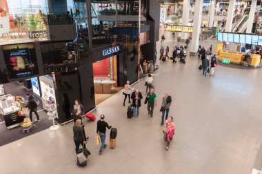 AMSTERDAM, NETHERLAND - 18 Ekim 2017: Uluslararası Amsterdam Havalimanı Schiphol İçişleri Yolcularıyla. Duty Free Shops ile Ayrılış Alanı.
