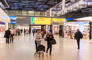 AMSTERDAM, NETHERLAND - 18 Ekim 2017: Uluslararası Amsterdam Havalimanı Schiphol İçişleri Yolcularıyla. Duty Free Shops ile Ayrılış Alanı.