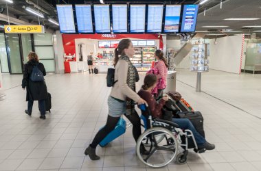 AMSTERDAM, NETHERLAND - 18 Ekim 2017: Uluslararası Amsterdam Havalimanı Schiphol İçişleri Yolcularıyla. Önplanda Ekran ve Etkisiz Kişi ile Ayrılış Alanı.