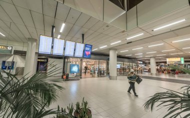 AMSTERDAM, NETHERLAND - 27 Ekim 2017: Amsterdam Uluslararası Havalimanı Schiphol with People. Ekranlar ve Salonlar