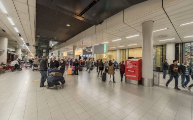AMSTERDAM, NETHERLAND - 27 Ekim 2017: Amsterdam Uluslararası Havalimanı Schiphol with People. Gelen Kapılar