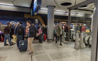 AMSTERDAM, NETHERLAND - 27 Ekim 2017: Amsterdam Uluslararası Havalimanı Schiphol Tren İstasyonu
