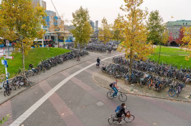 EINDHOVEN, NETHERLAND - 17 Ekim 2017: Eindhoven Bisiklet Otoparkı ve Tren İstasyonu