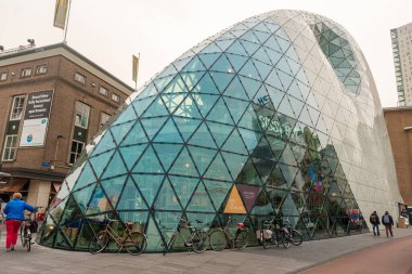 EINDHOVEN, NETHERLAND - 17 Ekim 2017: Eindhoven Şehir Arkaplanda Cam Alışveriş Merkezi.