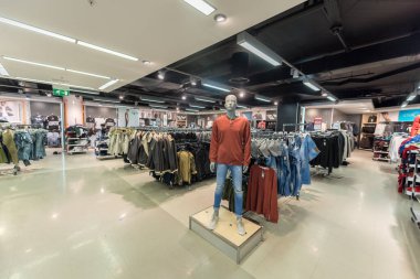 EINDHOVEN, NETHERLAND - 17 Ekim 2017: Eindhoven Primark Shop Interior. Hollanda.