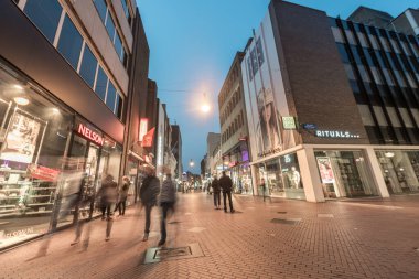 EINDHOVEN, NETHERLAND - 17 Ekim 2017: Eindhoven Eski Şehir Sokağı. Uzun Maruziyet nedeniyle Bulanık İnsanlar.