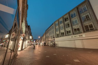 EINDHOVEN, NETHERLAND - 17 Ekim 2017: Eindhoven Eski Şehir Sokağı. Uzun Maruziyet nedeniyle Bulanık İnsanlar.