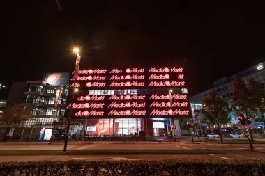 EINDHOVEN, NETHERLAND - 17 Ekim 2017: Eindhoven Gece Kenti. Alışveriş Merkezi Medya Markı