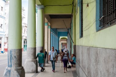 HAVANA, CUBA - 22 Ekim 2017: Havana Şehir Bölgesi Yerel Mimari ve Halkı. Küba.