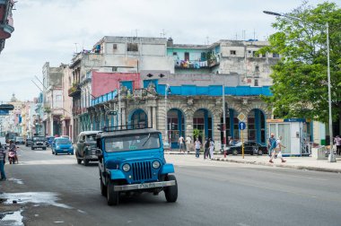 HAVANA, CUBA - 22 Ekim 2017: Yerel Taşıtlar, Mimarlık ve İnsanlarla Havana Şehri. Küba.