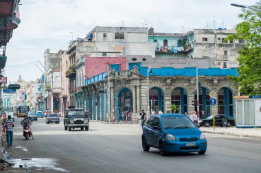 HAVANA, CUBA - 22 Ekim 2017: Yerel Taşıtlar, Mimarlık ve İnsanlarla Havana Şehri. Küba.
