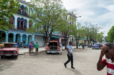 HAVANA, CUBA - 22 Ekim 2017: Yerel Taşıtlar, Mimarlık ve İnsanlarla Havana Şehri. Küba.
