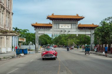 HAVANA, CUBA - 22 Ekim 2017: Yerel Taşıtlar, Mimarlık ve İnsanlarla Havana Şehri. Küba. Çin Kapısı