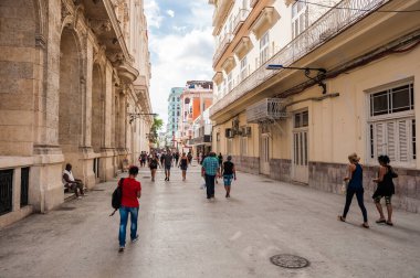 HAVANA, CUBA - 22 Ekim 2017: Havana Eski Kent Sokağı ve Yerel Halkla Şehir.