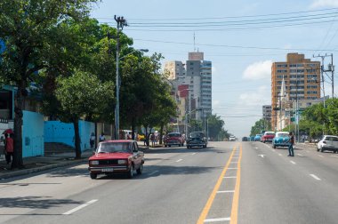 HAVANA, CUBA - 23 Ekim 2017: Havana Eski Arabalar ve Arkaplanda Mimarisi Olan Şehir.