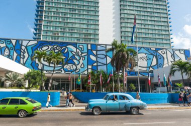 HAVANA, CUBA - 23 Ekim 2017: Havana Cityscape with Old Car and Habana Libre Hotel