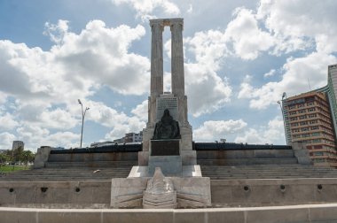 HAVANA, CUBA - 23 Ekim 2017: USS Maine Mağdurları Anıtı ile Havana Şehri. 1898 'de USS Maine' deki patlamada ölen Amerikalı denizcilerin onuruna inşa edildi.