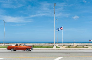HAVANA, CUBA - 23 Ekim 2017: Dalgalanan Bayrak ve Eski Araç ile Havana Caddesi