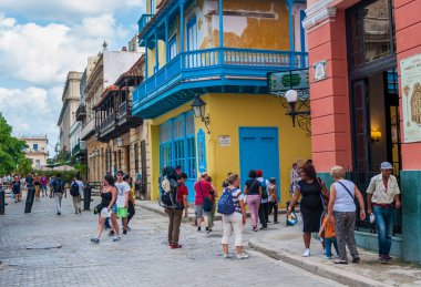 HAVANA, CUBA - 23 Ekim 2017: Turistlerle Havana Eski Kent ve Sokak.