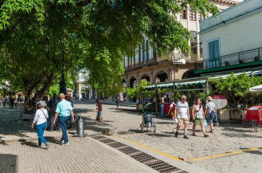 HAVANA, CUBA - 23 Ekim 2017: Turistlerle Havana Eski Kent ve Sokak.