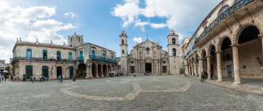 HAVANA, CUBA - 23 Ekim 2017: Havana Eski Kasabası ve Arka plan Katedrali. Katedral Meydanı