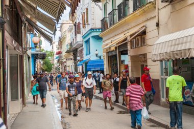 HAVANA, CUBA - 23 EKİM 2017: İnsanlarla Havana Eski Caddesi.