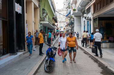 HAVANA, CUBA - 23 EKİM 2017: İnsanlarla Havana Eski Caddesi.