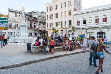 HAVANA, CUBA - 23 EKİM 2017: İnsanlarla Havana Eski Caddesi.