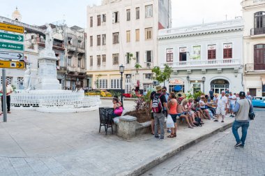 HAVANA, CUBA - 23 EKİM 2017: İnsanlarla Havana Eski Caddesi.