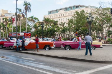 HAVANA, CUBA - 20 Ekim 2017 Havana, Küba 'daki Cetral Park. Arkaplanda Eski Araç.