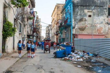 HAVANA, CUBA - 20 Ekim 2017: Havana Eski Kasabası ve Halkın Eşsiz Mimarisi.