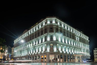 HAVANA, CUBA - 24 Ekim 2017: Havana, Küba 'daki Grant Hotel Manzana Kempinski Oteli. Gece Saati.