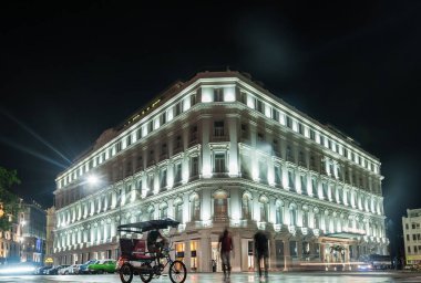 HAVANA, CUBA - 24 Ekim 2017: Havana, Küba 'daki Grant Hotel Manzana Kempinski Oteli. Gece Saati.