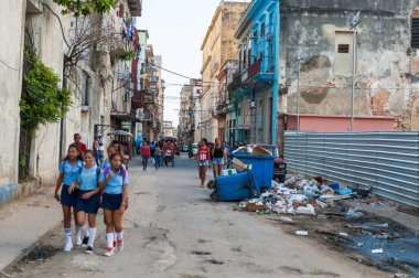 HAVANA, CUBA - 20 Ekim 2017: Havana Eski Kasabası ve Halkın Eşsiz Mimarisi. Dağınık Ortam.
