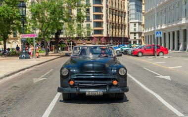 HAVANA, CUBA - 20 Ekim 2017 Havana Şehir Merkezi Yerel Trafik ve Eski Araba. Halk Taksisi.