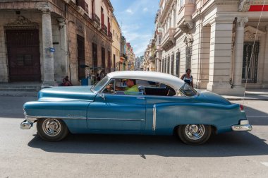 HAVANA, CUBA - 20 Ekim 2017: Renkli Havana Eski Şehir Mimarisi ve Eski Otomobil