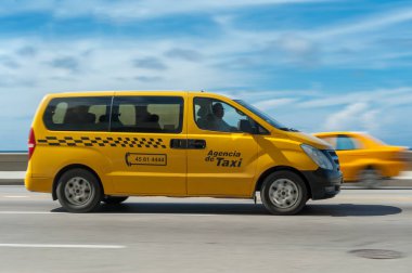 HAVANA, CUBA - 20 EKİM 2017: Malecon Caddesi 'nde Havana Taksi Taşıma. Küba