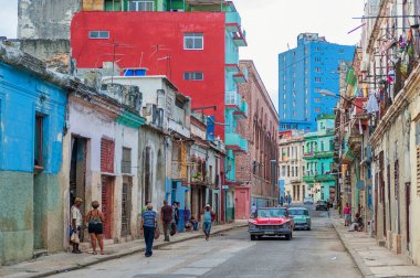 HAVANA, CUBA - 20 Ekim 2017 Havana Eski Şehir Mimarisi. Renkli Binalar