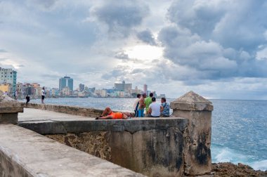 HAVANA, CUBA - 20 Ekim 2017: Havana Eski Kent ve Malecon Bölgesi Arkaplanda Karayip Denizi ve Bulutlu Gökyüzü.