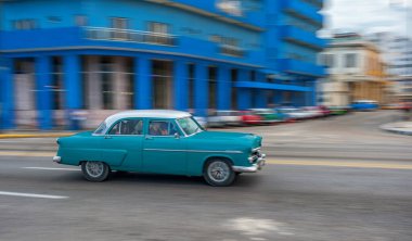 HAVANA, CUBA - 20 Ekim 2017: Havana Eski Şehir ve Eski Taksi Aracı ile Malecon Bölgesi. Küba. Döndürme.