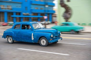 HAVANA, CUBA - 20 Ekim 2017: Havana Eski Şehir ve Eski Taksi Aracı ile Malecon Bölgesi. Küba. Döndürme.