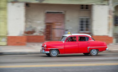 HAVANA, CUBA - 20 Ekim 2017: Havana Eski Şehir ve Eski Taksi Aracı ile Malecon Bölgesi. Küba. Döndürme.