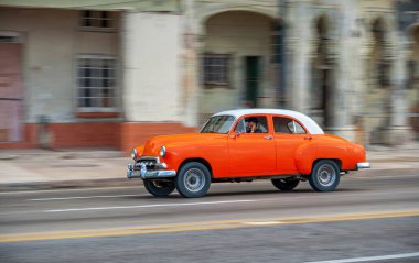 HAVANA, CUBA - 20 Ekim 2017: Havana Eski Şehir ve Eski Taksi Aracı ile Malecon Bölgesi. Küba. Döndürme.