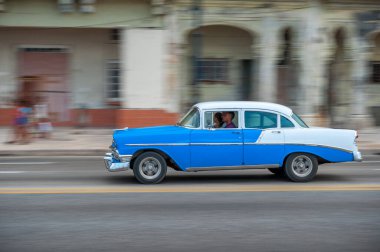 HAVANA, CUBA - 20 Ekim 2017: Havana Eski Şehir ve Eski Taksi Aracı ile Malecon Bölgesi. Küba. Döndürme.